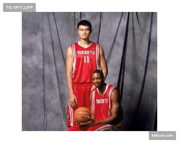 姚明与大梦同场观赛 火箭队历史地位再掀热议